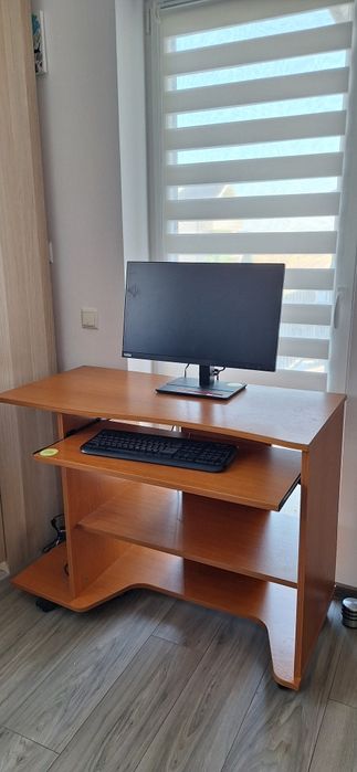 Birou calculator cu spatiu de depozitare