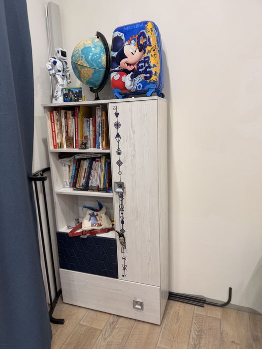 Стол и шкаф в детскую