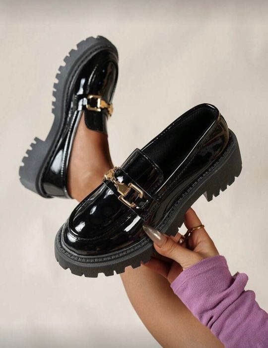 Елегантни черни лачени мокасини