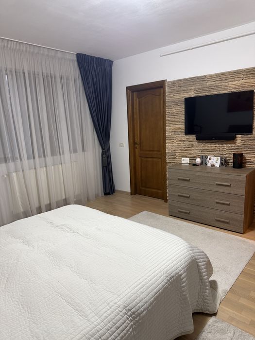 Inchiriez garsoniera  cu loc de parcare privat