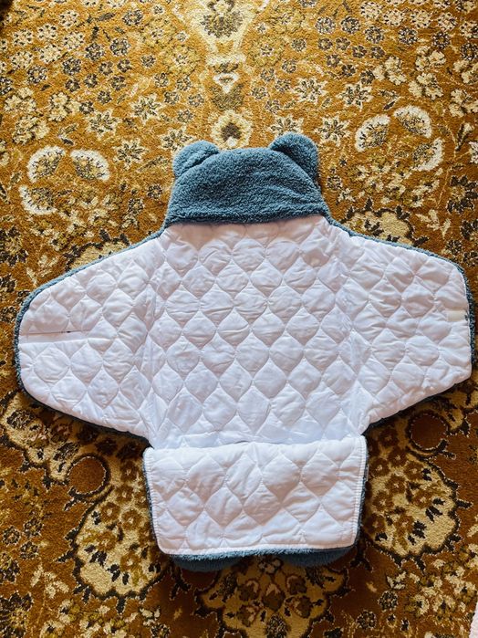 Пухкава подложка за повиване на бебе