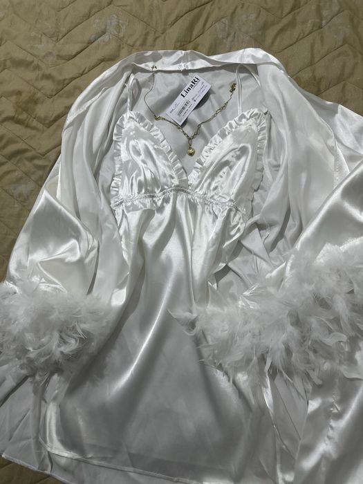 Атласный пеньюар с перьями