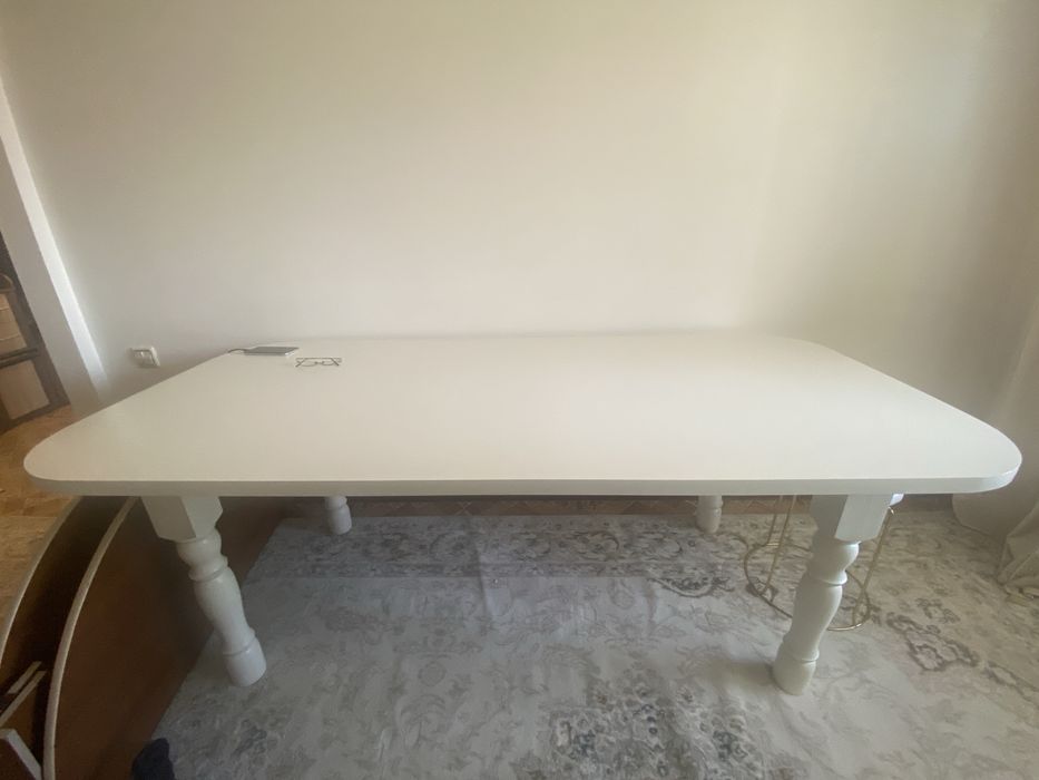 Продам стол белый