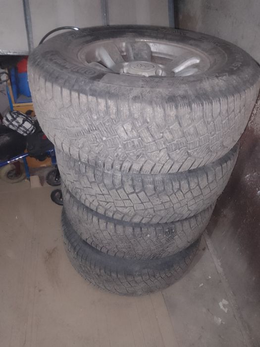 Колеса заборе  зима