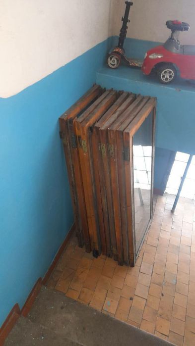 окна в деревянной рамке