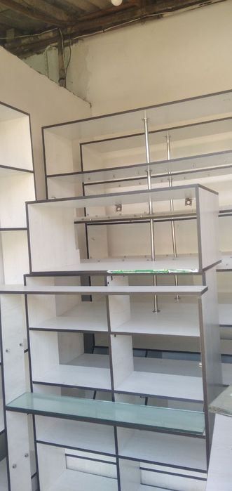 Do'kon uchun polka va stilajlar