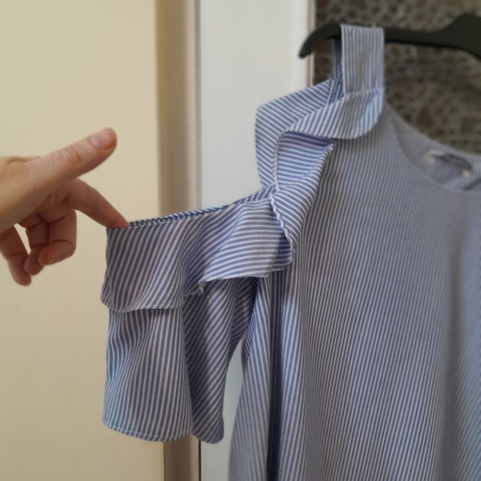 Bluza cu umeri goli.