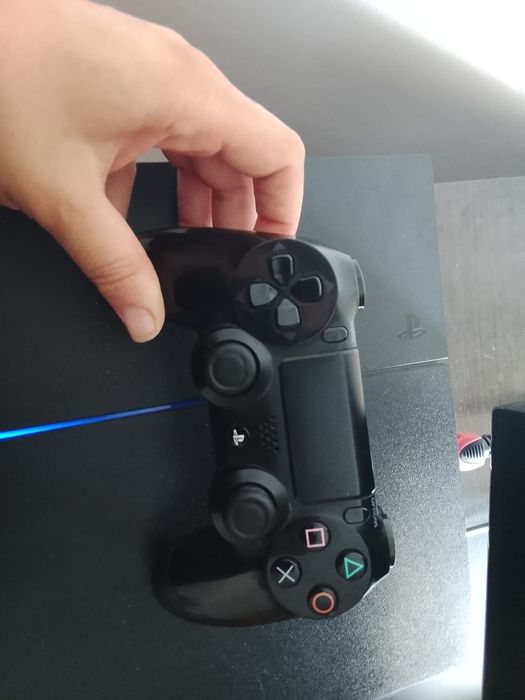 Vand playstation 4 cu toate cablurile necesare ,o maneta + 5 jocuri