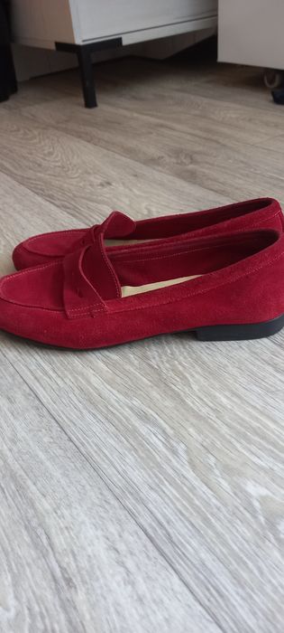 Продам  красные замшевые лоферы бренда:Bata flexible