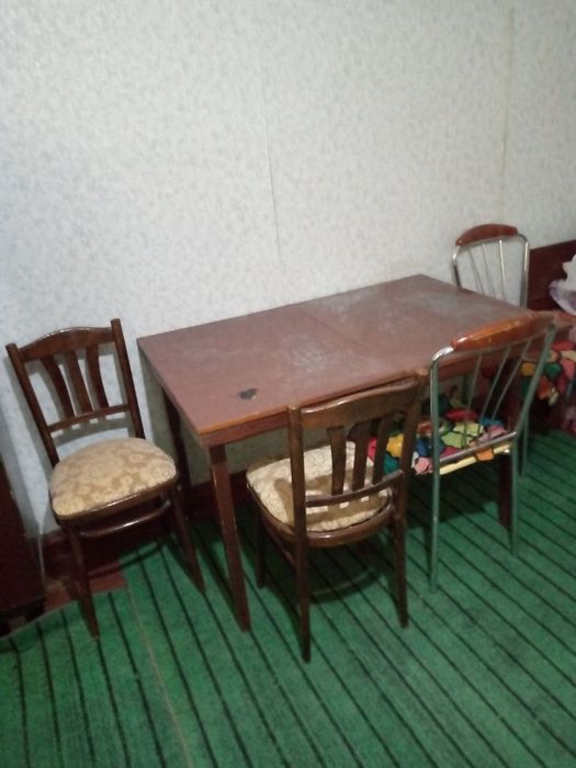 Продам стол со стульями и сервант