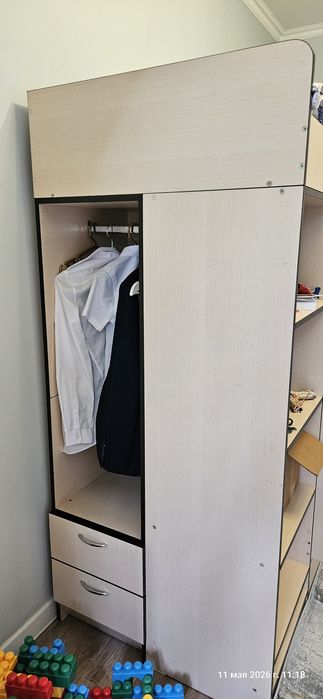 Продам двухярусную кровать с матрасами