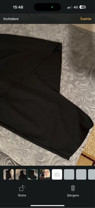 Rochie neagra eleganta pe un umar