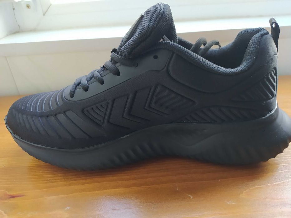 Продавам  маратонки hummel ЧИСТО НОВИ и оригинални маратонки Кеmpa