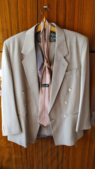 Продавам костюм произведен в България