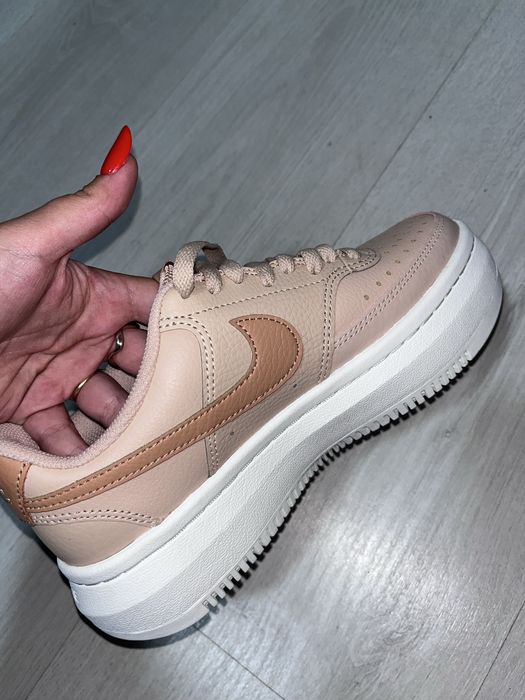 Adidasi nike noi