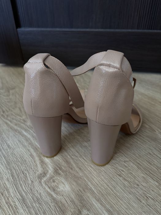 Продаю розовые туфли