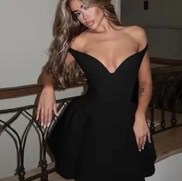 Черное мини платье с вырезом