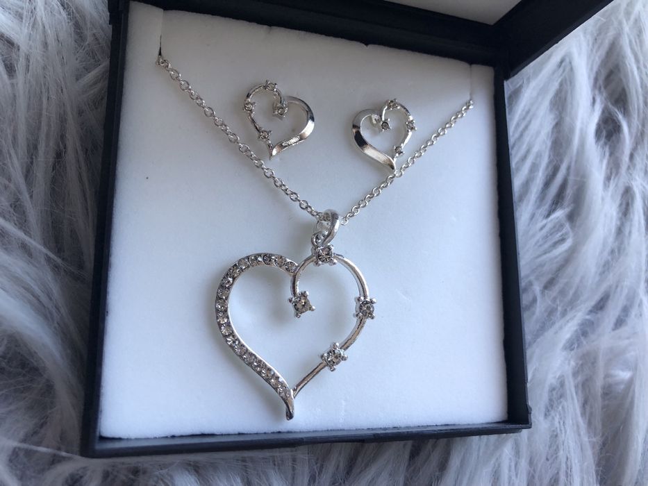 Комплект обеци и колие