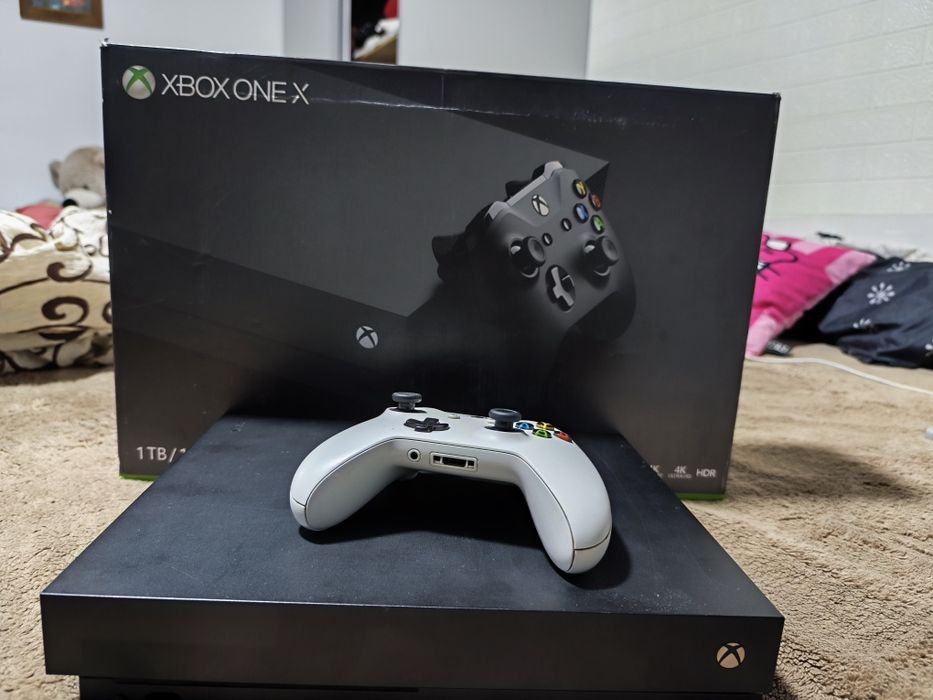 Vând Xbox one X 1tb 1 controller