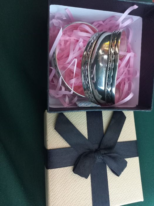 Продам два браслета вместе за 32000