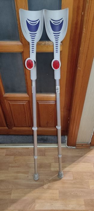 Продаются костыли.