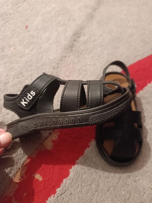 Продам сандали новые