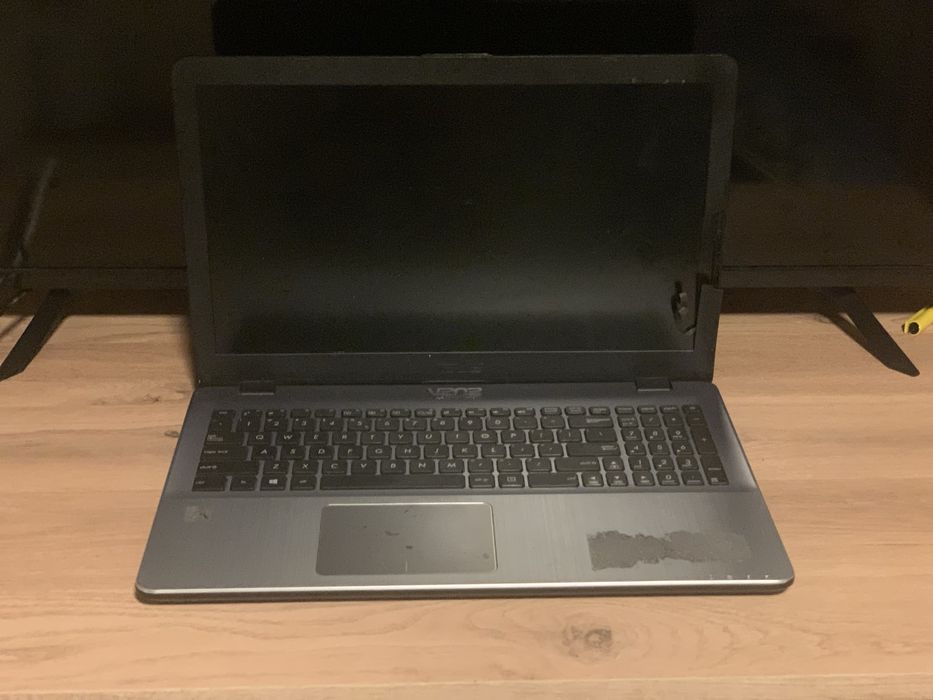 Laptop ASUS ( putin mai vechi)