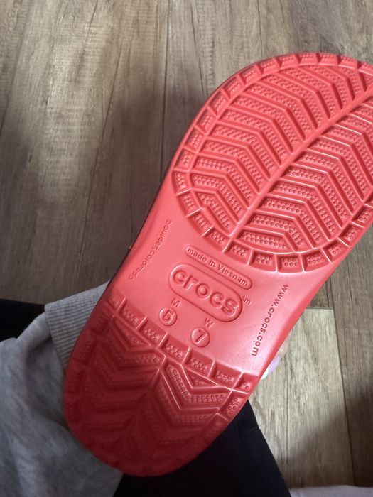 светещи кроксове Макуин