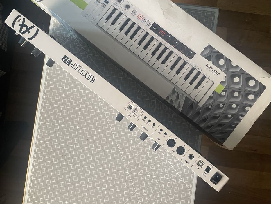 MIDI контроллер Arturia KeyStep 37