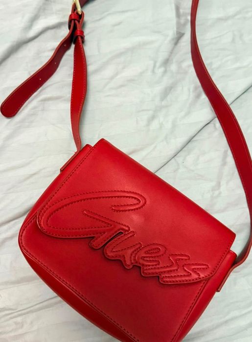 Червина чанта на Guess