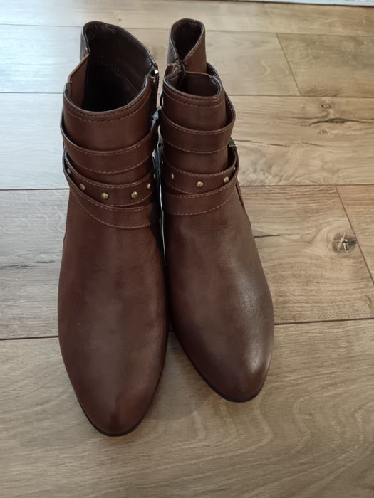 чисто нови дамски боти в кафяв цвят, номер 39.