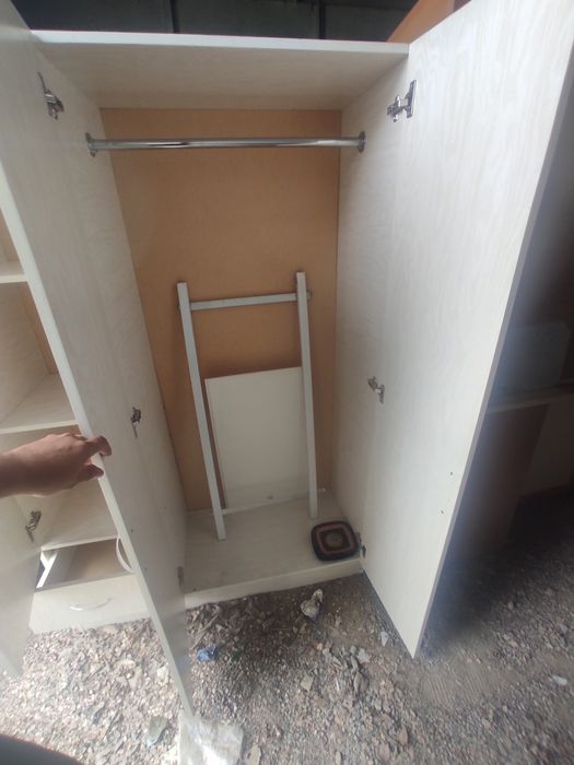 Шкаф белого цвета