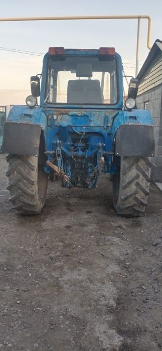 Трактор мтз80 с 2 телегами и плугом