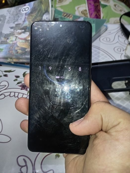 Poco F3 orqa kamera steklo singan lekin qolgan hammasi joyida