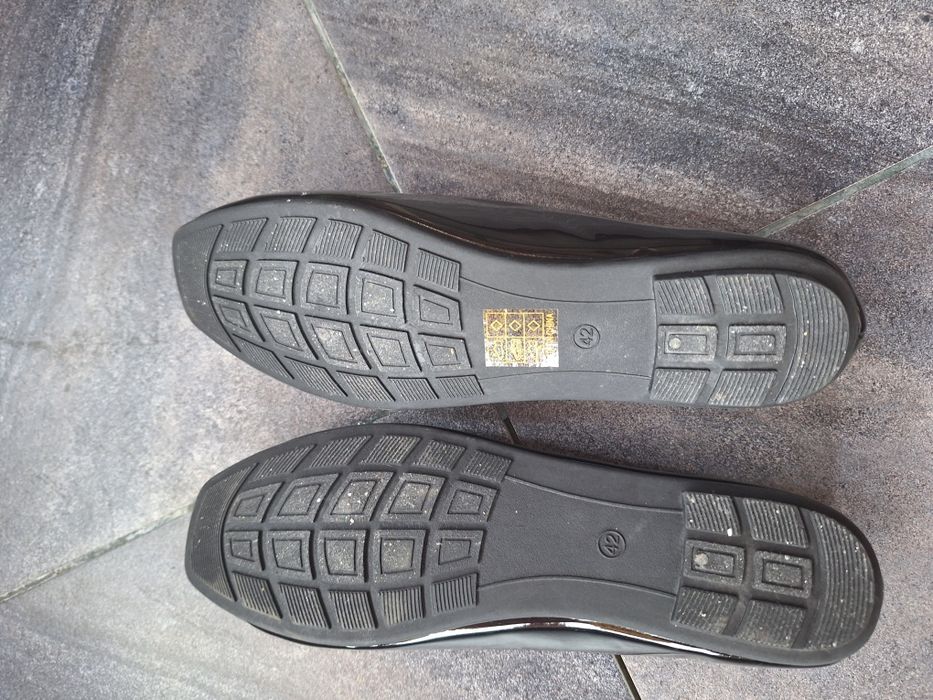 Черни лачени пантофки с панделка