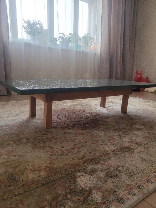 Стол мраморный, ножки деревянные