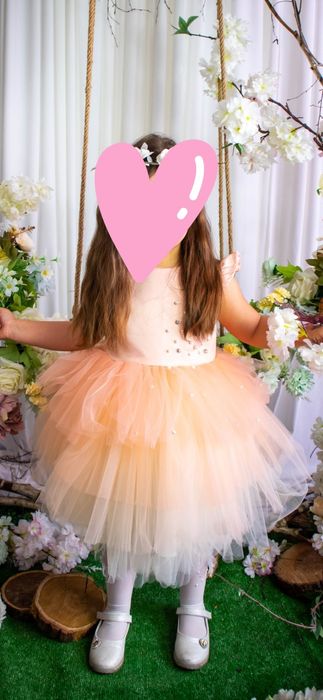 Детска рокля в прасковено с перли и блестящи камъчета