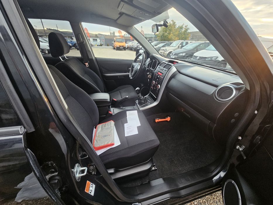 Suzuki grand vitara, 2.0Benzina  4x4 Reductor  Aer condiționat  Cârlig  Jante  Posibil Rate *