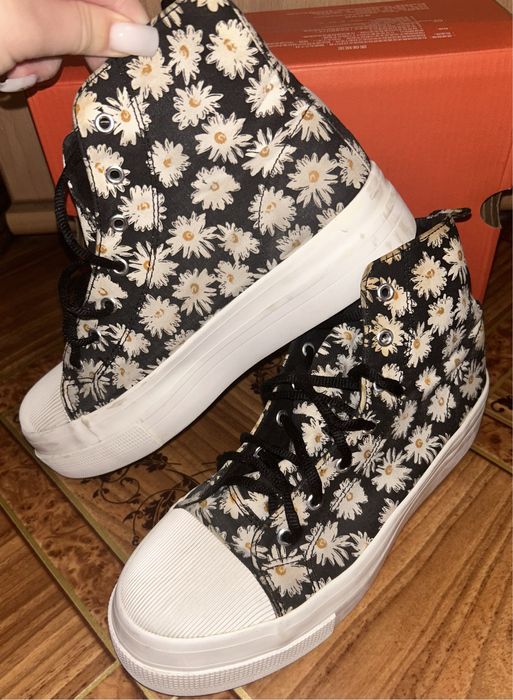 Женские кроссовки