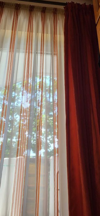 Vand galerie lemn cu perdea si draperie