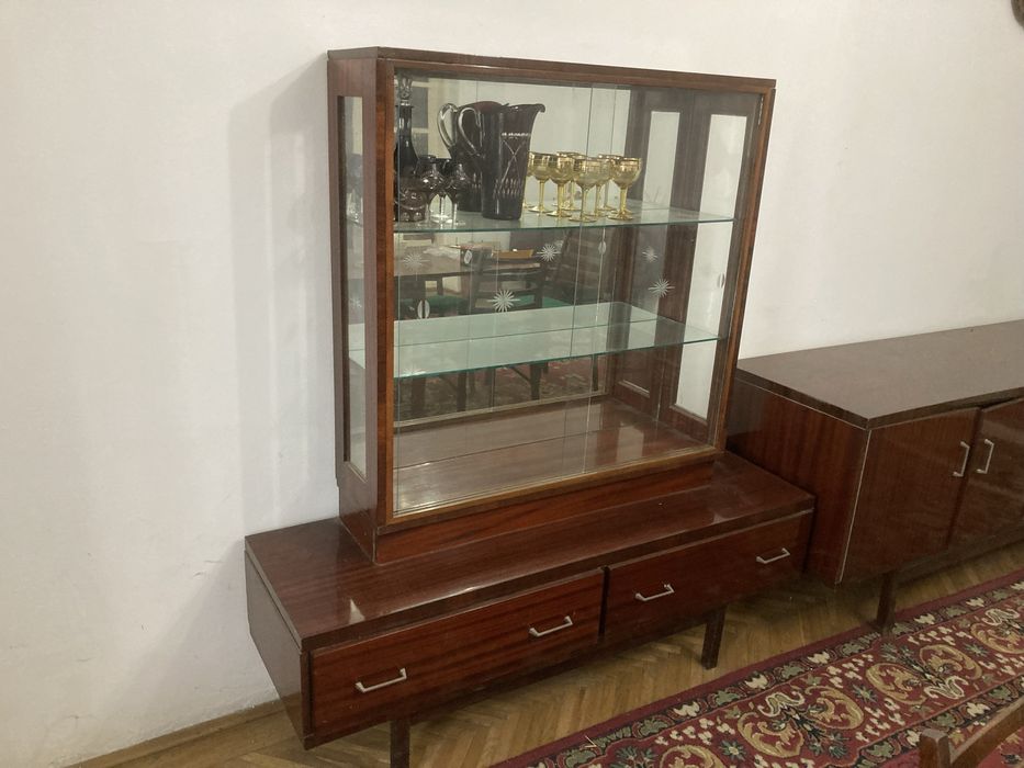 Set de mobila veche, lemn de cires.