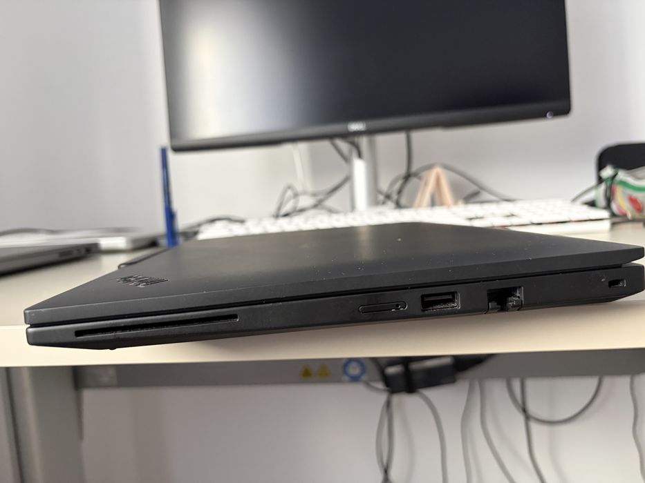 Laptop Thinkpad P14s Gen 5 (32GB, 1TB, Ryzen 7 Pro 16 Nuclee, Portabil 1.61kg)