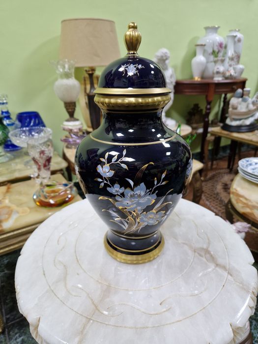 Страхотна антикварна колекционерска немска порцеланова ваза урна