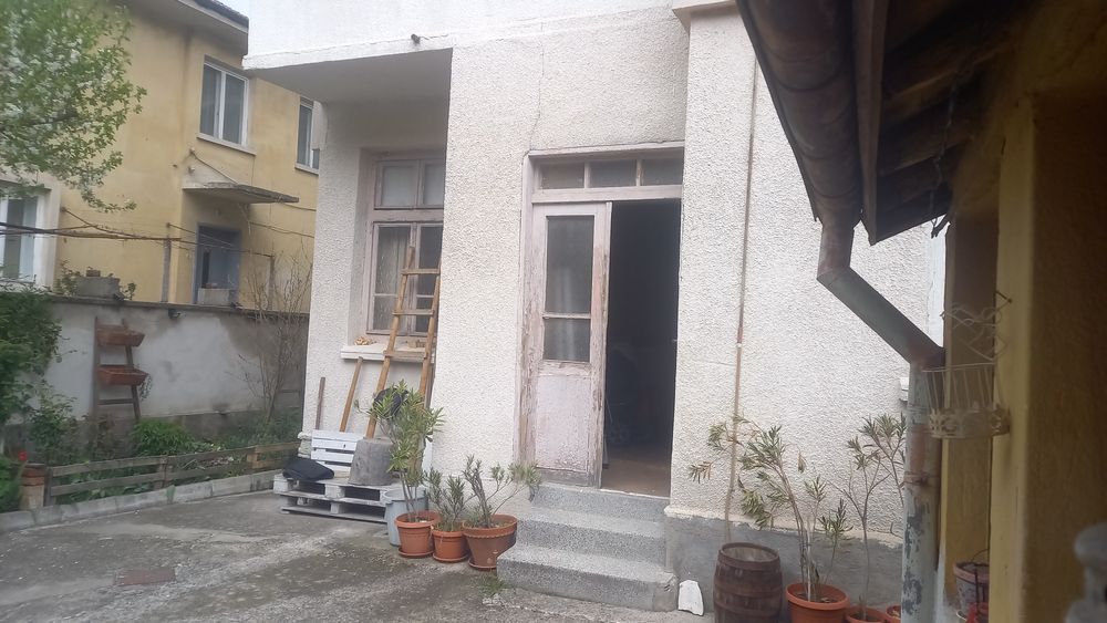 Продава етаж от къща в центъра на Кърджали