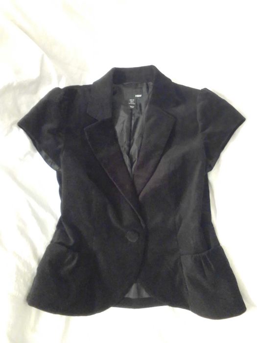 Интересен комплект марково сако,пола и луксозни чорапи с дантела