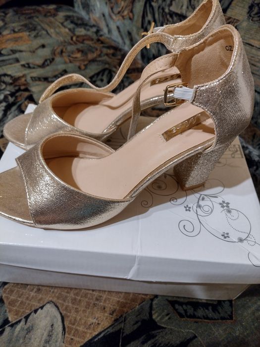 Sandale aurii mărimea 37!