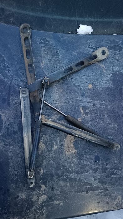 Кронштейн капота е34