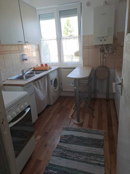 Închiriez apartament cu 2 camere. 60mp. Etajul 3.  Republicii. CAREI.