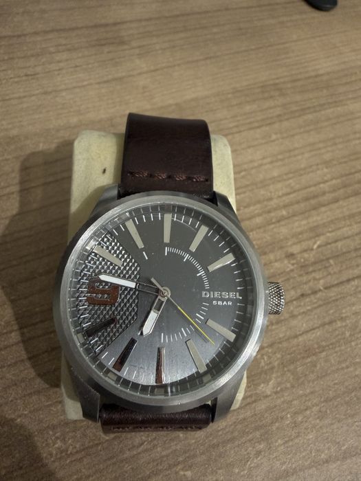 Часовник Diesel с кожена кайшка