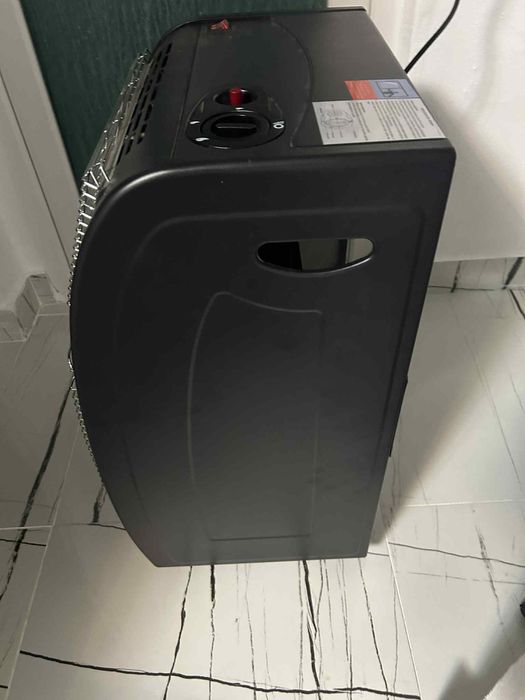 Cuptor utilizat doar 2 zile,cam 2-3 ore pe zi,folosit pe curent!